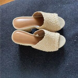 Universal Thread Straw wedge platform sandals